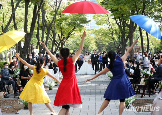 대전 서구 ‘사랑의 결실, 작은 결혼식’ 1호 커플 탄생