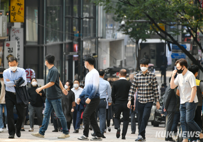 수도권 유행 지속…거리두기 완화 때 20~40대 집단감염 우려