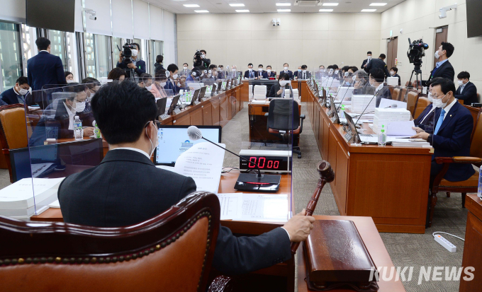 정치권 ‘수술실 CCTV 설전’… 이달 내 통과 가능할까