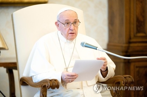 교황 “‘동성 결합 지지’ 발언, 짜깁기로 왜곡돼”