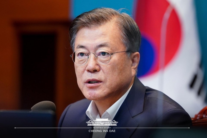 文대통령 “홍남기, 향후 경제 회복 이끌 적임자”…거듭 재신임