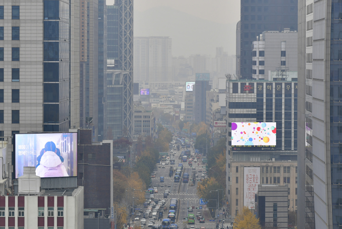 [오늘 날씨] 미세농도 짙은 휴일...밤부터 중부권 ‘비’