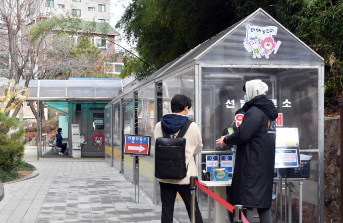 이틀 연속 확진자 500명 대 3월 이후 최고치… 사회적 거리두기 격상하나