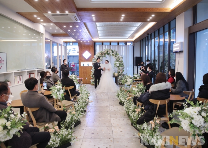 대전 서구, '작은 결혼식' 5호 커플 탄생···사랑의 결실 맺어