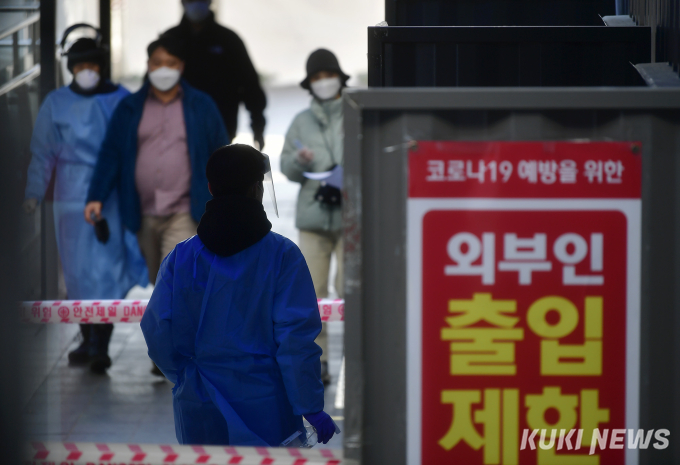 용산구서 확진자 11명 발생 '발길 이어지는 용산구보건소'