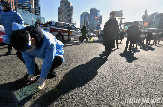 서울역 임시 선별진료소 '거리두기 필수'