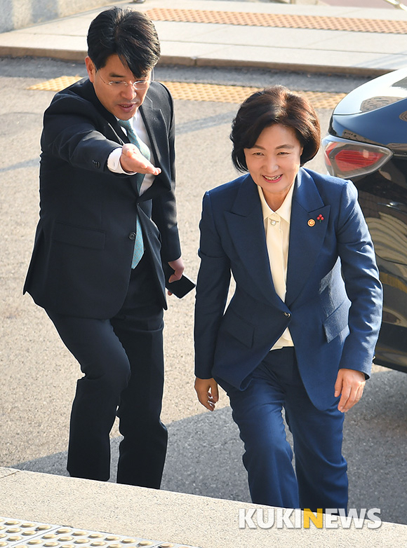 출근하는 추미애 법무부 장관 '환한 미소'