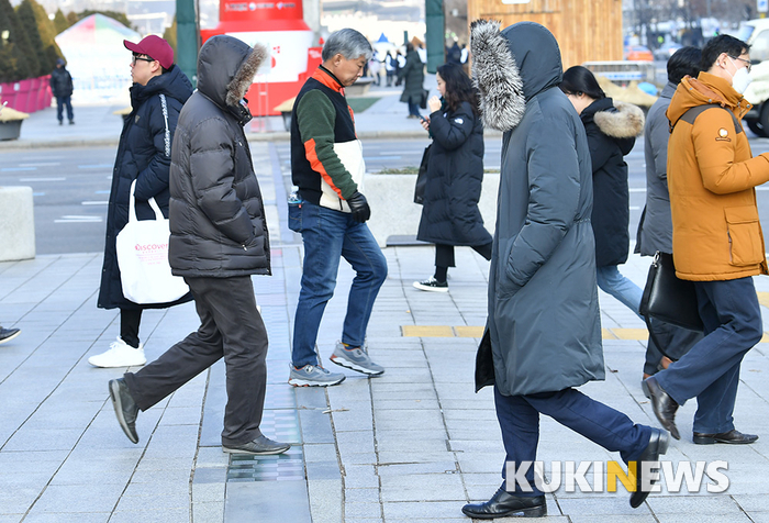 '영하권 추위에 움추린 시민들'