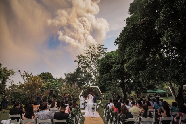 ‘필리핀 화산 폭발’ 배경 삼아 결혼식 올린 부부