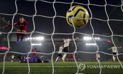 리버풀, 맨유 2-0으로 완파…13연승 질주