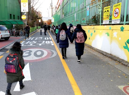 스쿨존서 7세 여아 친 남성 검거… 음주운전 정황도