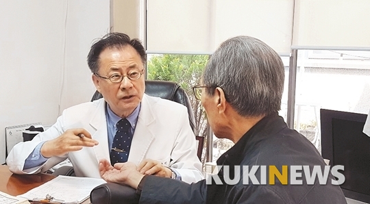 영동한의원 김남선 대표원장이 만성 기침 때문에 고민하는 한 중년 환자에게 평소 쌍화탕을 즐겨 마시라고 권하고 있다.