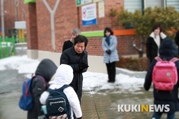 미뤄 온 등교 개시…김승환 교육감, 군산진포초 등교생들 맞아