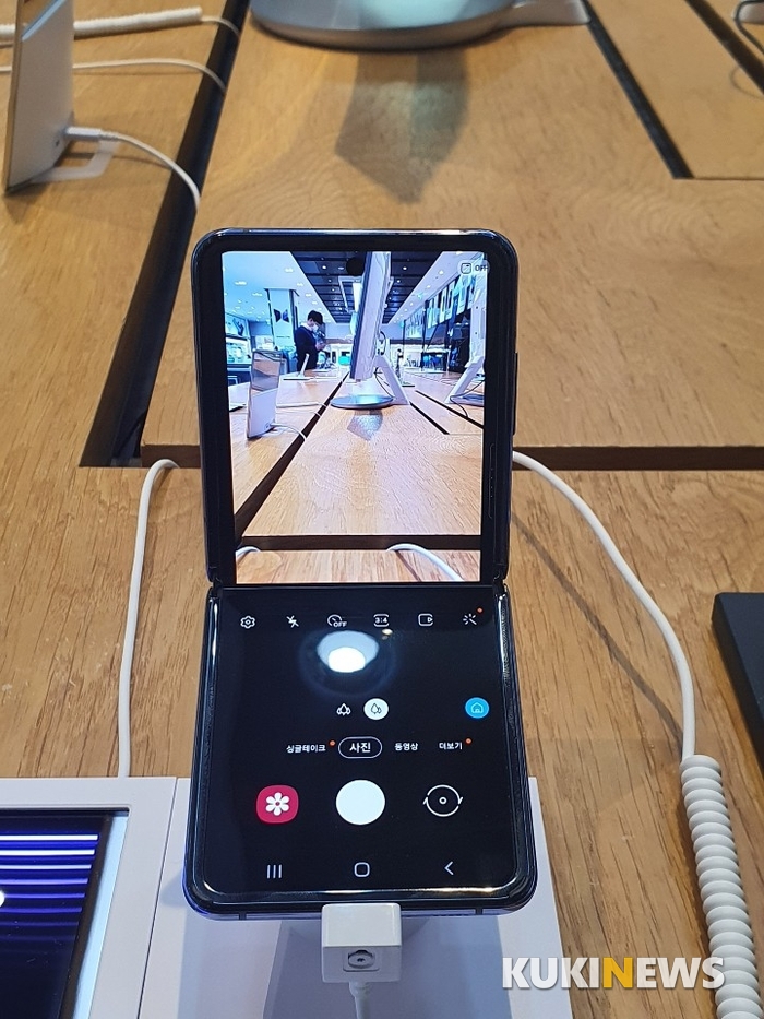 갤럭시Z플립 써보니... 콤팩트한 디자인, 실용적인 플렉스 모드