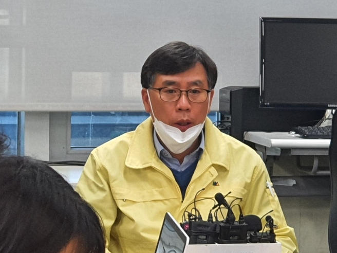 강승구 전라북도 도민안전실장이 코로나19 신천지 유증상자 관련 브리핑을 하고 있다.