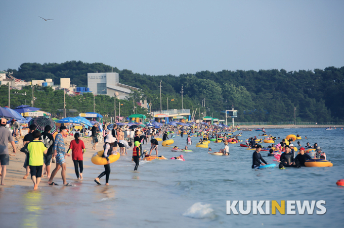 여름 휴가철 사전예약제 해수욕장 확대…신체 부착 체온스티커 도입