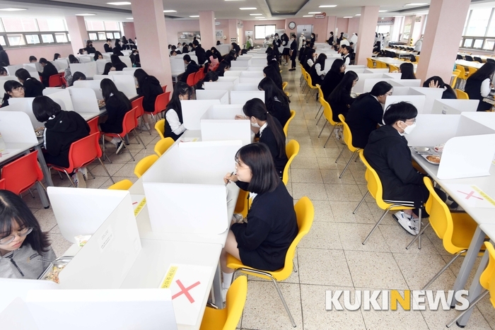 급식실에서도 가림막 세워놓고” 이천양정여고 고3 개학 첫날 점심 풍경