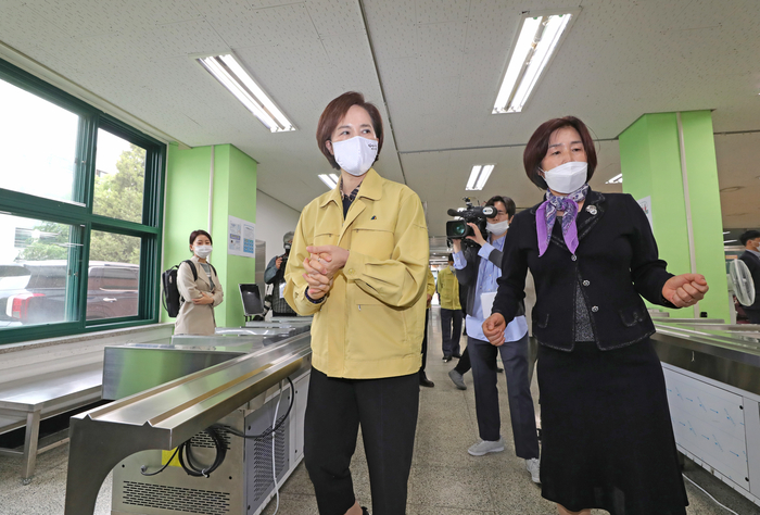 중학교 개학 전 급식실 둘러보는 유은혜 장관