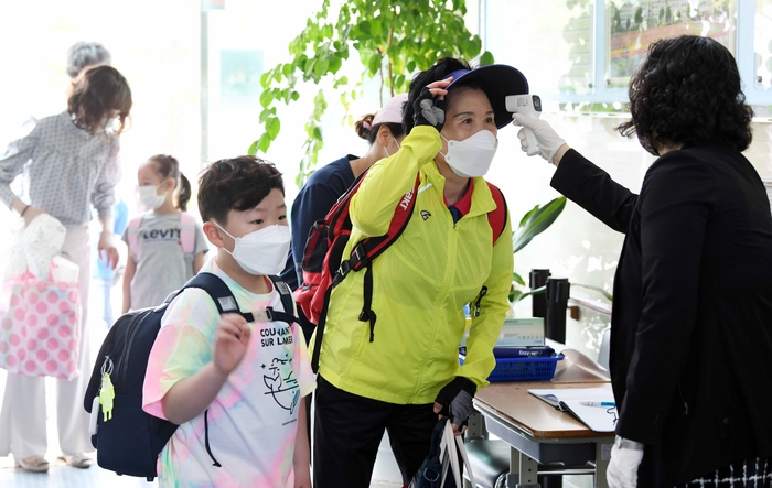 [현장+] 경북 상주초등학교 첫 등교 “친구들, 선생님이 너무 기다렸단다!”