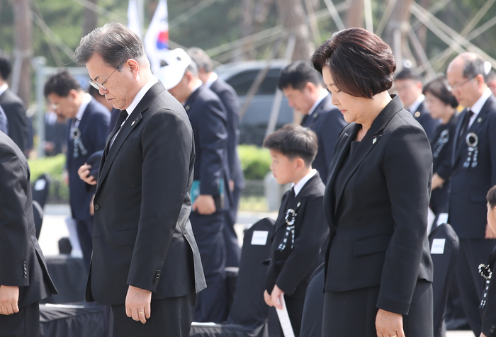 묵념하는 문재인 대통령과 김정숙 여사