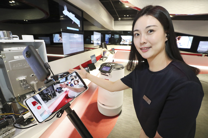KT 퓨처온의 도슨트가 언택트 R&D 전시 투어 참가자에게 리얼360으로 KT 인공지능 기술에 대해 설명하고 있다. /제공=KT