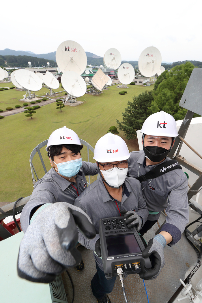 KT SAT 직원들이 금산위성센터 위성 안테나를 점검하고 있다 .제공=KT