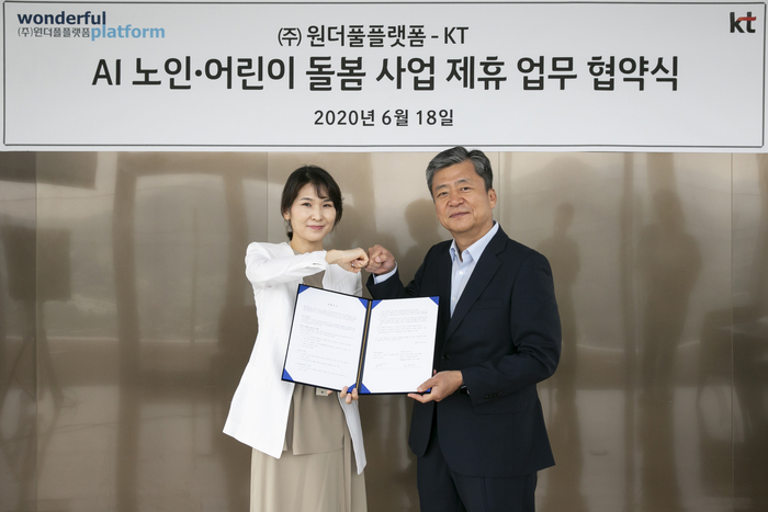 업무협약을 마치고 KT AI/BigData사업본부장 김채희(왼쪽) 상무와 원더풀플랫폼 구승엽 대표가 기념촬영을 하고 있다. /제공=KT