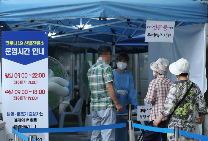 6월 12일 오후 서울 서초구보건소에 마련된 선별진료소에서 시민들이 신종 코로나바이러스 감염증(코로나19) 검사를 받기 위해 줄을 서고 있다. 제공=연합뉴스