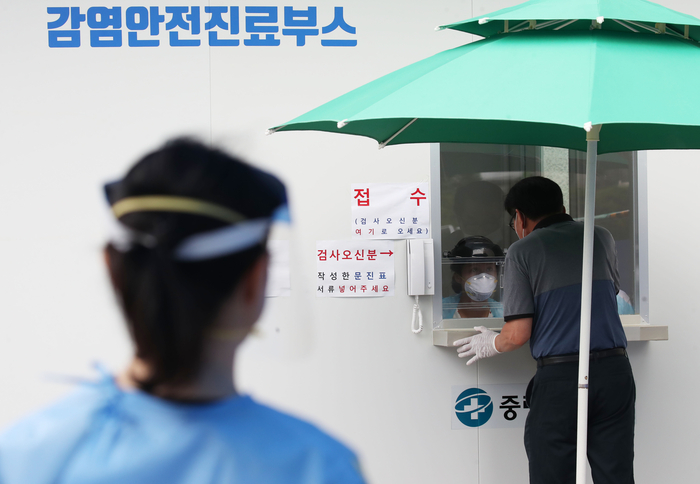 6월 14일 서울 중랑구청 워킹스루(Walking Through) 선별진료소에서 의료진이 분주히 움직이고 있다. /제공=연합뉴스