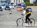 “폭염에 자전거 바퀴도 녹아내려요”