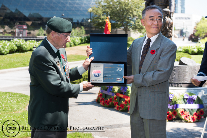 21일 캐나다 오타와컨페더레이션 파크(Confederation Park) 캐나디안 전사자 기념비(Monument to Canadian Fallen)에서 열린 ‘6·25 발발 70주년 기념 헌화 행사’애서 캐나다 대한민국 대사관 곽범수 대사대리가 참전용사에게 포스코가 제작한 감사패를 전달하고 있다. (사진출처 : RICHARD LAWRENCE PHOTOGRAPHY)