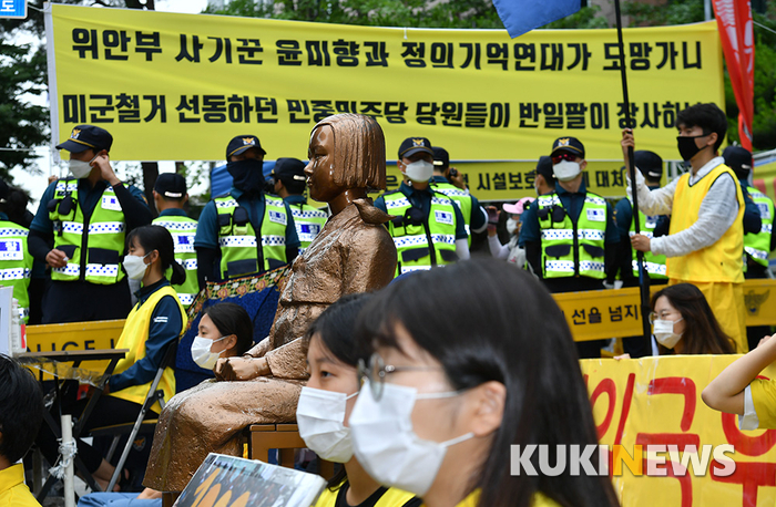 소녀상 사이에 두고 '격해진 감정'