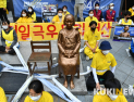 몸 묶은 대학생들 '소녀상은 우리가 지킨다'