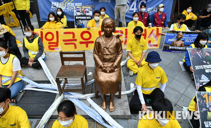 몸 묶은 대학생들 '소녀상은 우리가 지킨다'