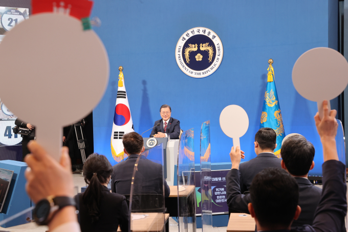 문 대통령 “동부구치소 집단감염 같은 대규모 확산 없도록 하겠다”