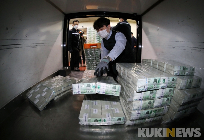 [쿠키포토] 한국은행, 설 앞두고 시중 은행이 새 지폐 공급