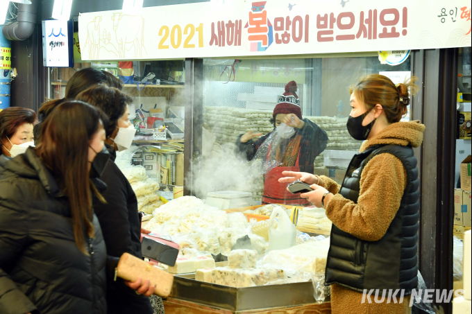 그래도 설은 설...가래떡 뽑기 분주한 떡집