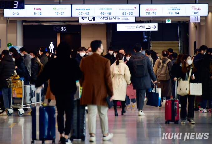 설 연휴 첫날, 아침부터 붐비는 김포공항