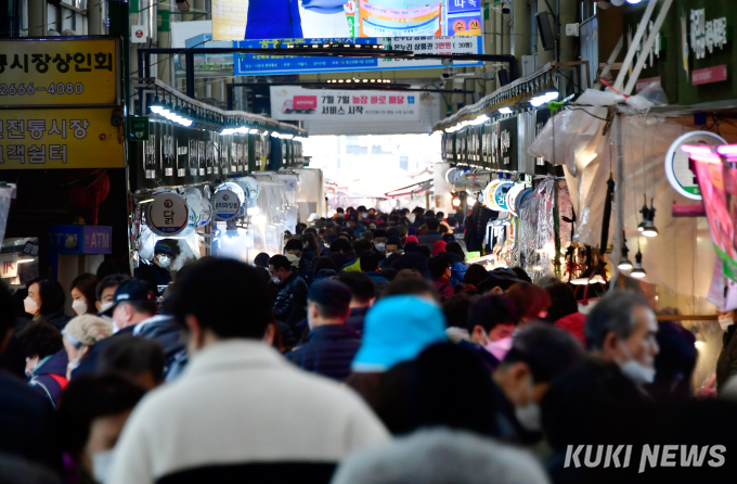 [쿠키포토] 연휴 첫날, 시민들로 붐비는 재래시장