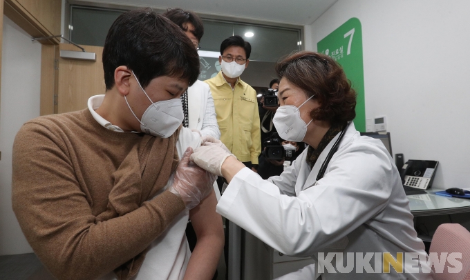 [쿠키포토] 백신 접종 참관하는 박성수 구청장