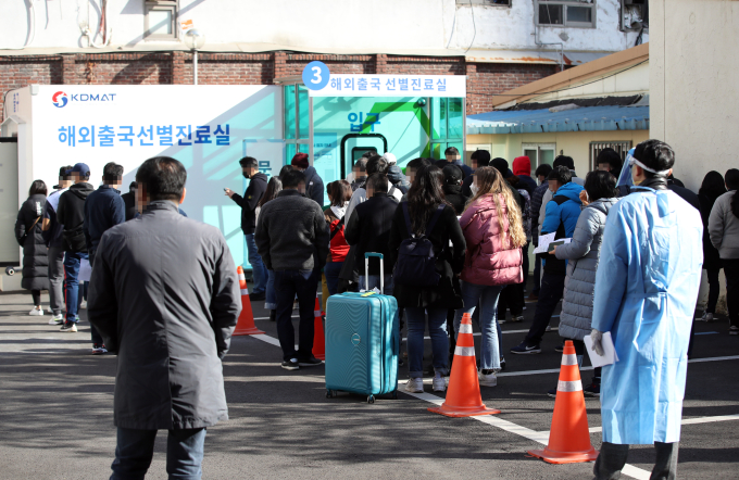 [쿠키포토] 해외 출국 전 선별진료소 찾은 시민들