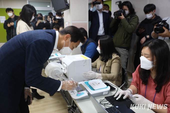 사전투표하는 오세훈 부부