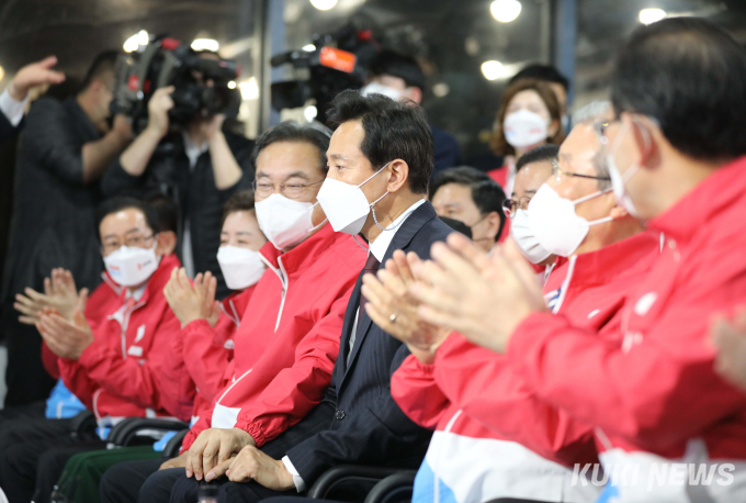 [쿠키포토] 오세훈 후보, 출구조사 결과에 '두손 번쩍'