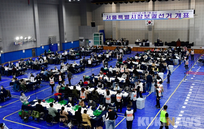[쿠키 포토] 분주한 서울시장 보궐선거 개표소