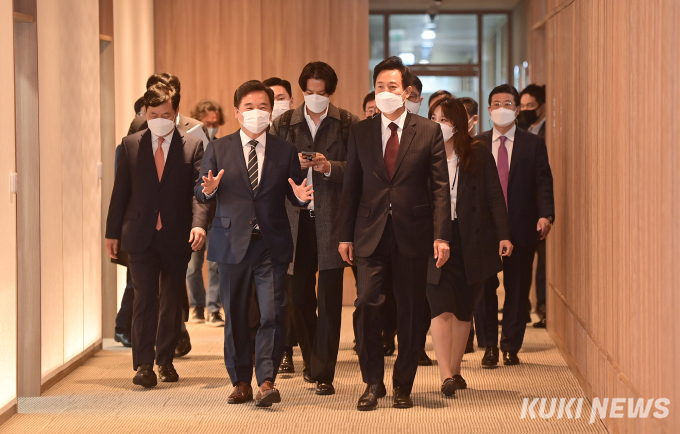 [쿠키포토] '10년 만의 출근' 오세훈, 오늘부터 서울시 다시 뛸 것 