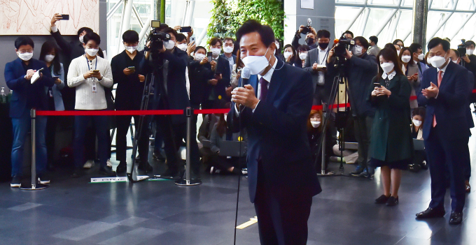 [쿠키포토] '10년 만의 출근' 오세훈, 오늘부터 서울시 다시 뛸 것 