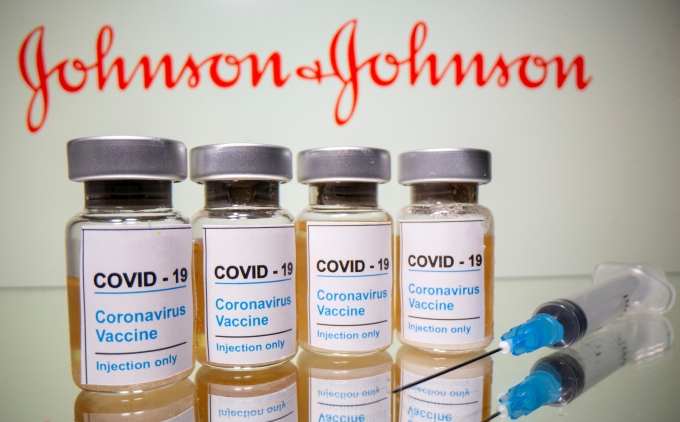 美 보건당국 “존슨앤드존슨 코로나 백신 중단 권고”