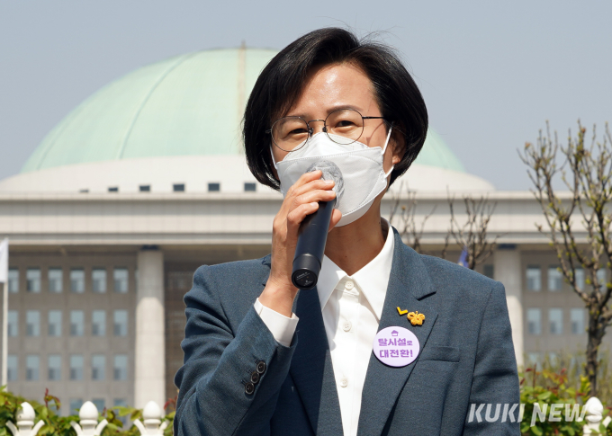 [쿠키포토] 민주노총, 전국동시다발 기자회견... '최저임금 대폭 인상하라' 