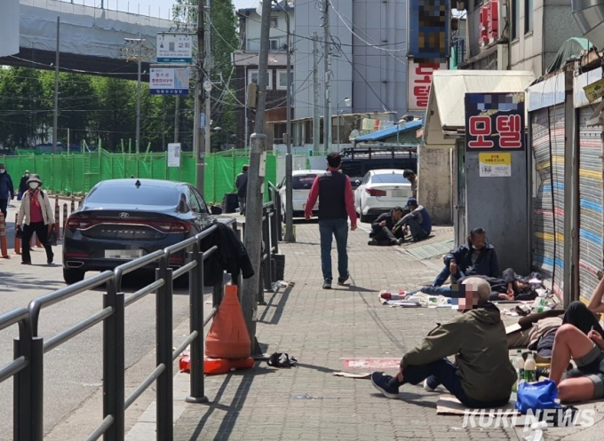 길 건너면 윤락가·유해업소…독도체험관 부지 논란