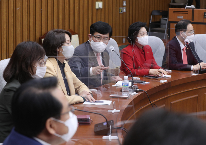 [단독]국민의힘 초선, 원내대표 후보 토론회 추진… ‘지도부는 우리 손으로’